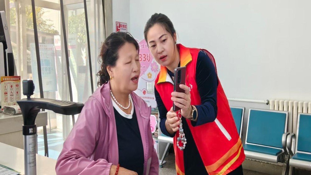 银川市金凤区清馨苑社区：小小窗口连民生 贴心帮办暖民心
