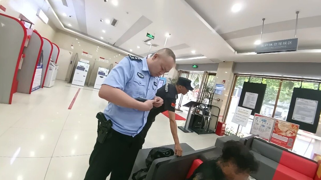 眉山洪雅：女子遭遇诈骗 民警断网拔卡保住12万
