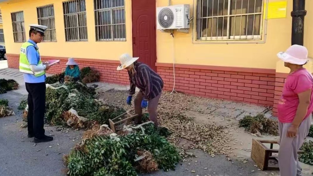 秋收农忙正当时，青岛交警田间讲安全护航丰收路