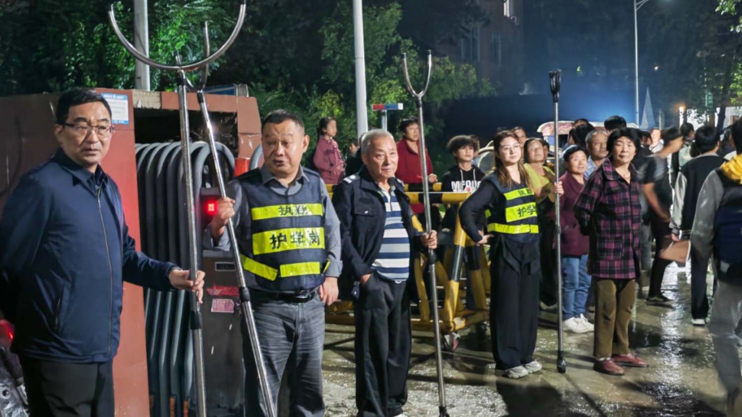 夜巡校园守平安 护学岗上显担当