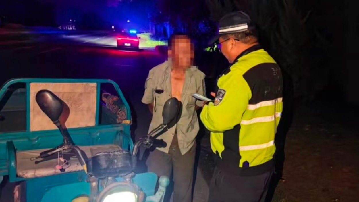 七旬老人深夜迷路 民警四小时暖心守护
