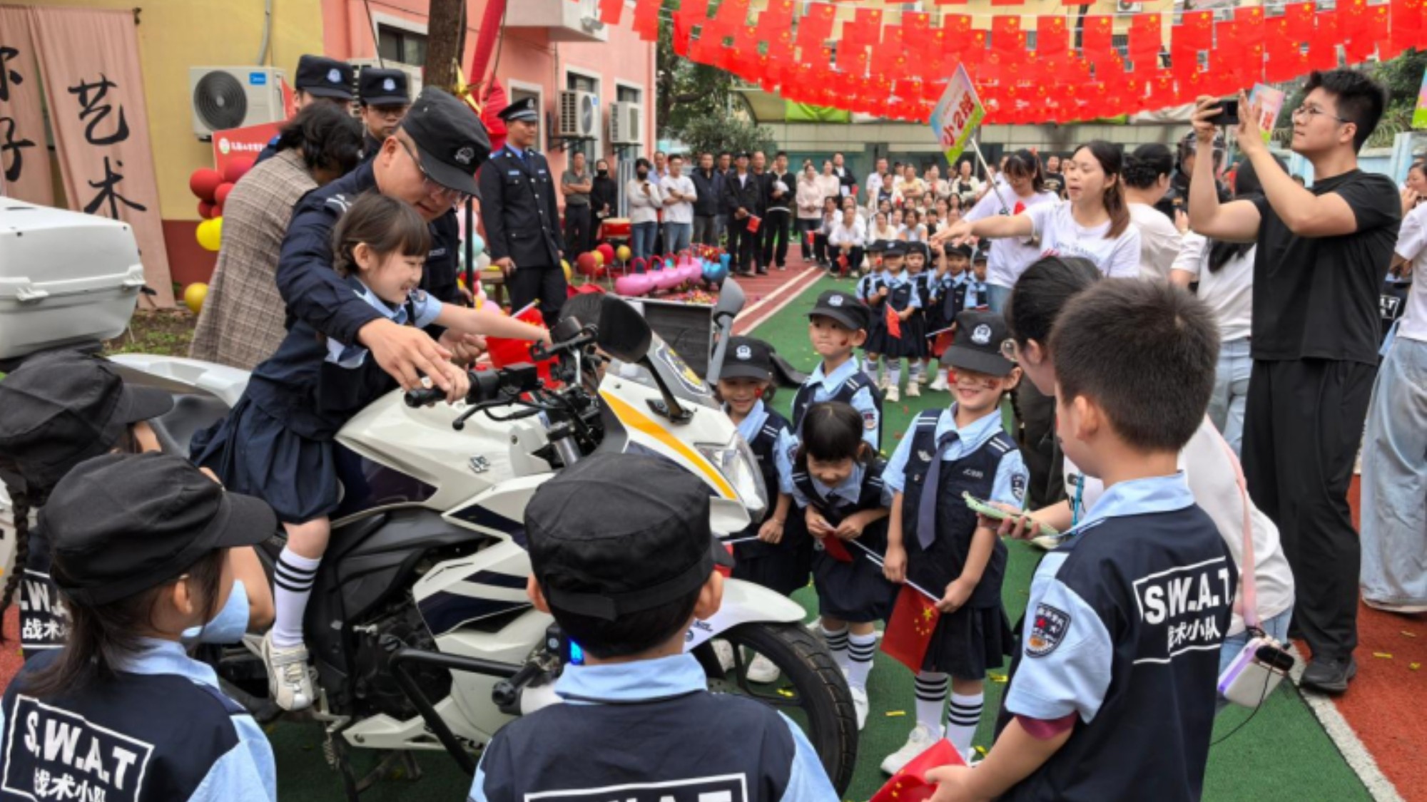 安徽马鞍山：警心护童心 欢歌迎国庆