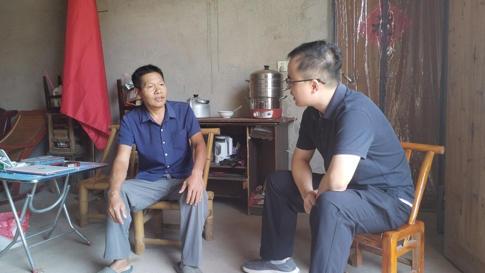 暖心走访军属 宜春市袁州区飞剑潭乡人武部开展新兵入伍后家属走访慰问活动