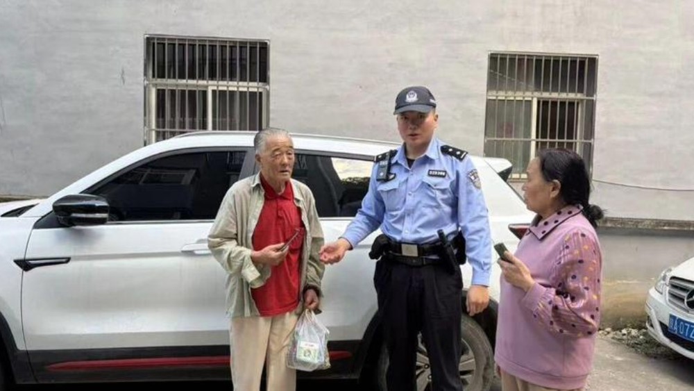 乾佑派出所：暖心救助走失老人平安归家