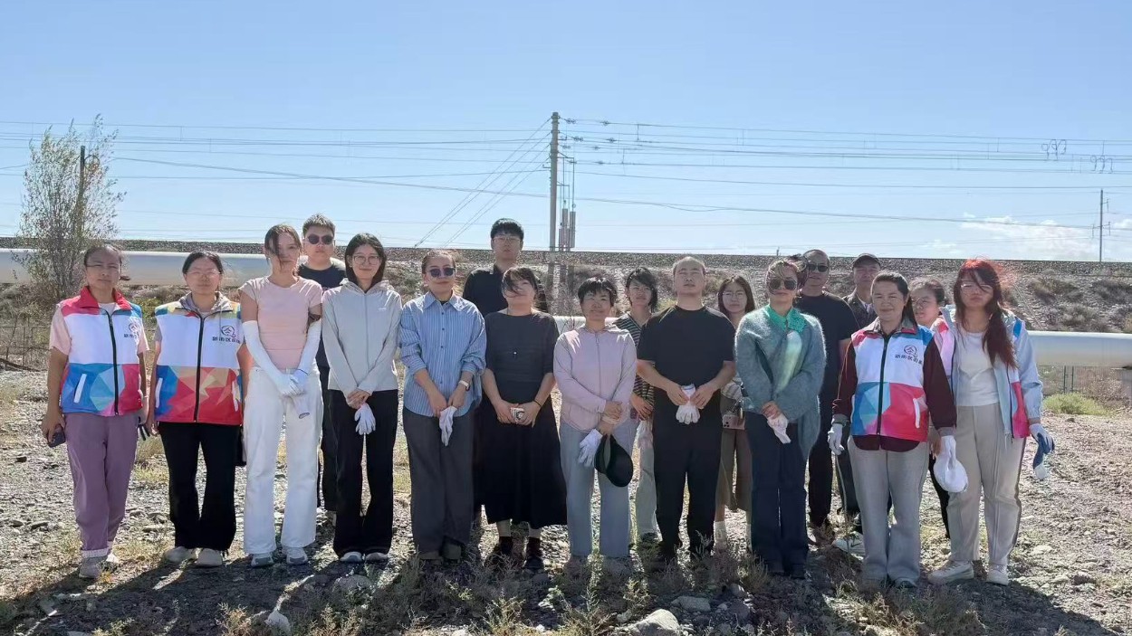 新疆乌苏市人民法院机关第三党支部落实“三学三亮三比”争当先锋行动在一线