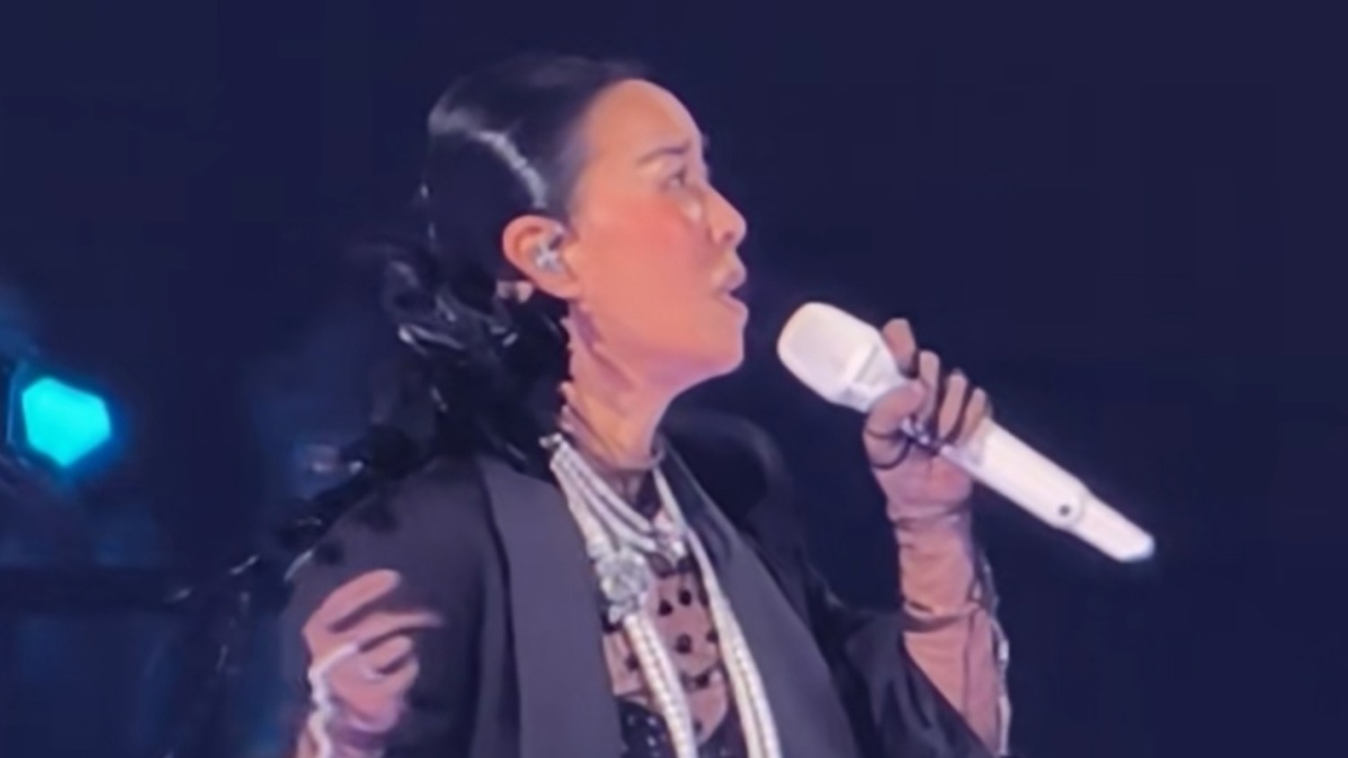演唱会上缅怀性质的即兴演唱是否构成违规？