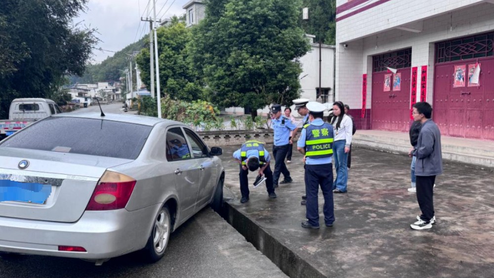 这一抬 抬出了警民鱼水情