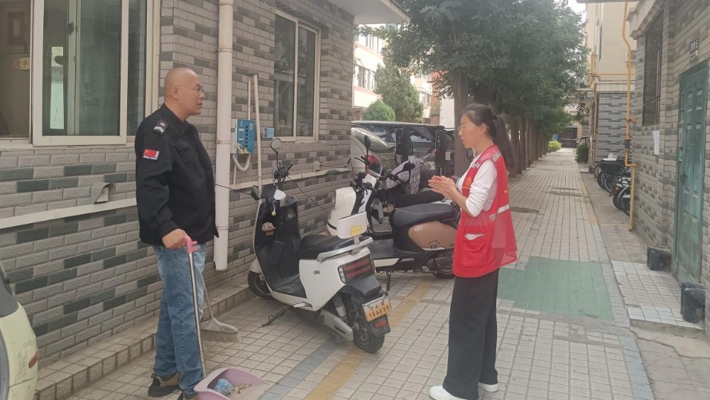 银川市兴庆区东方社区：清扫焕新迎国庆 洁净家园贺华诞