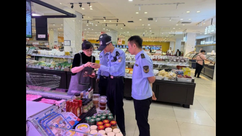 吉林省珲春市公安局环侦大队开展节日期间食品领域专项检查行动
