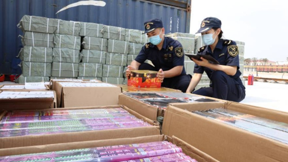 伪报品名企图蒙混过关！青岛海关截获夹藏出口烟花等25吨
