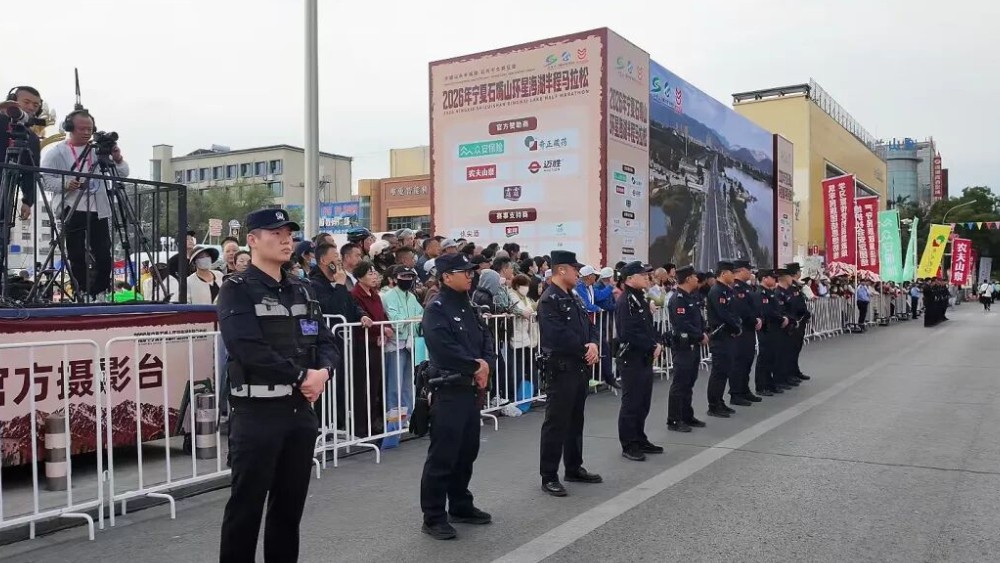 月满人和警灯闪 倾力守护万家安