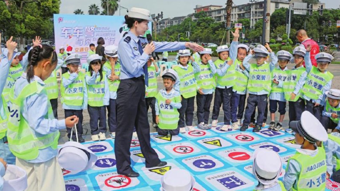 交通安全课堂“搬”到十字路口