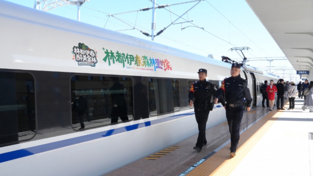 哈尔滨铁路公安护航“最北高铁”首发