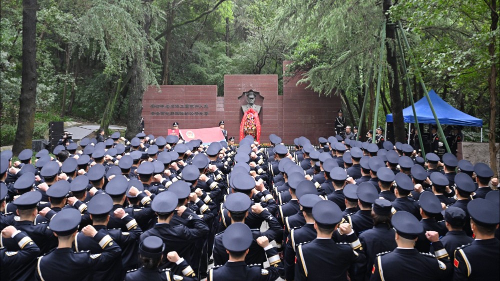 江苏省暨南京市公安机关举行公安英烈祭奠活动
