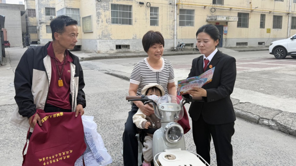 蒲城县法院开展“三官一律”进小区活动