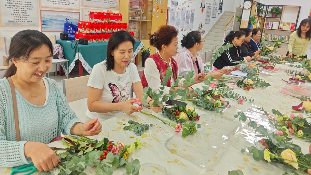 银川市兴庆区泰和社区：塞上巾帼石榴红 花香同心庆双节