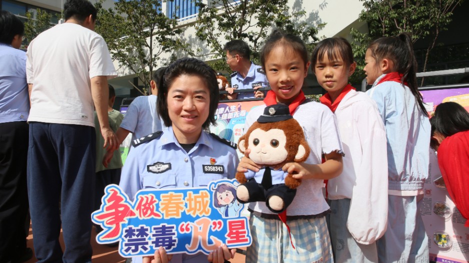 悟空警官进校园 教孩子识破毒品“七十二变”
