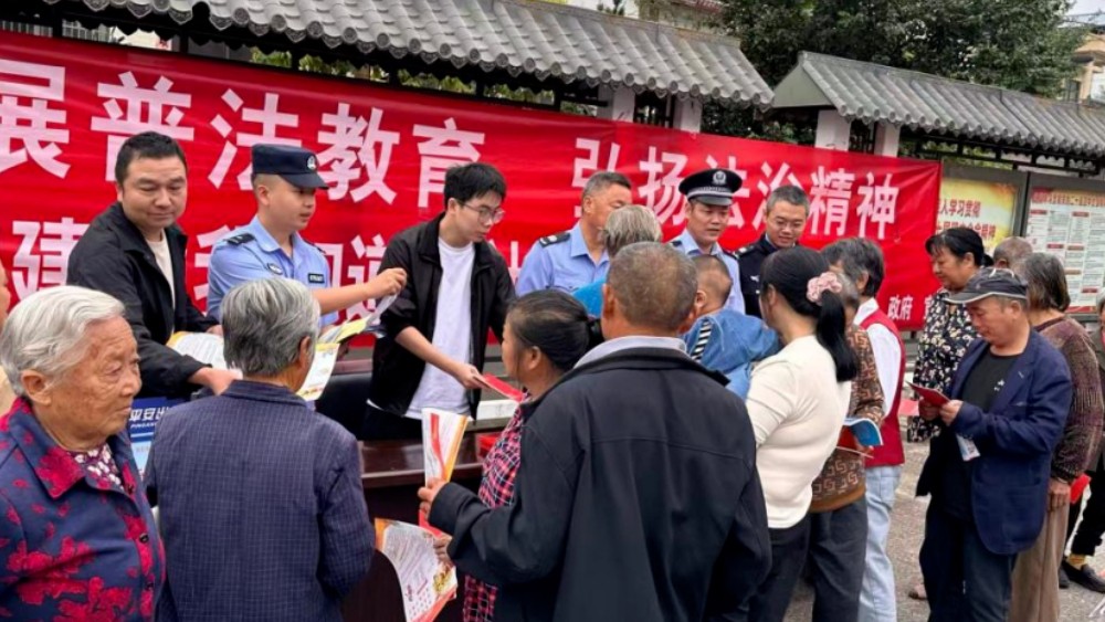 商南过风楼派出所借“戏曲进乡村”开展安全宣讲