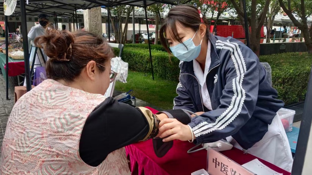 银川市兴庆区泰和社区：情暖双节送健康 义诊服务暖民心