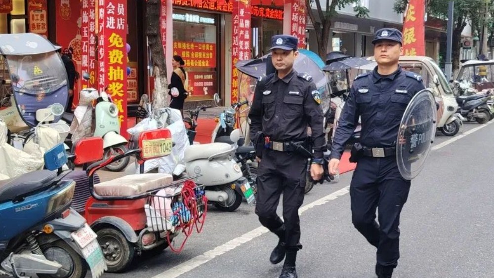 节日我在岗 点亮平安灯