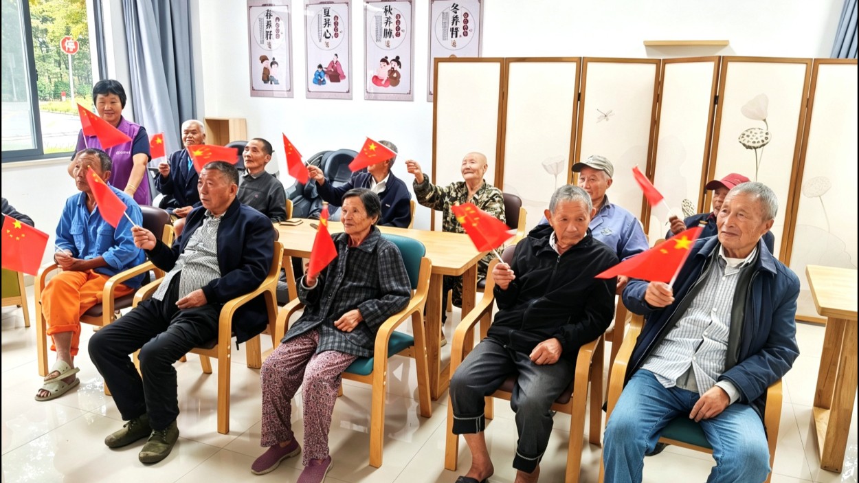 金秋颂华诞 银发庆国庆 ——盐城九龙口区镇文明实践传递敬老温情