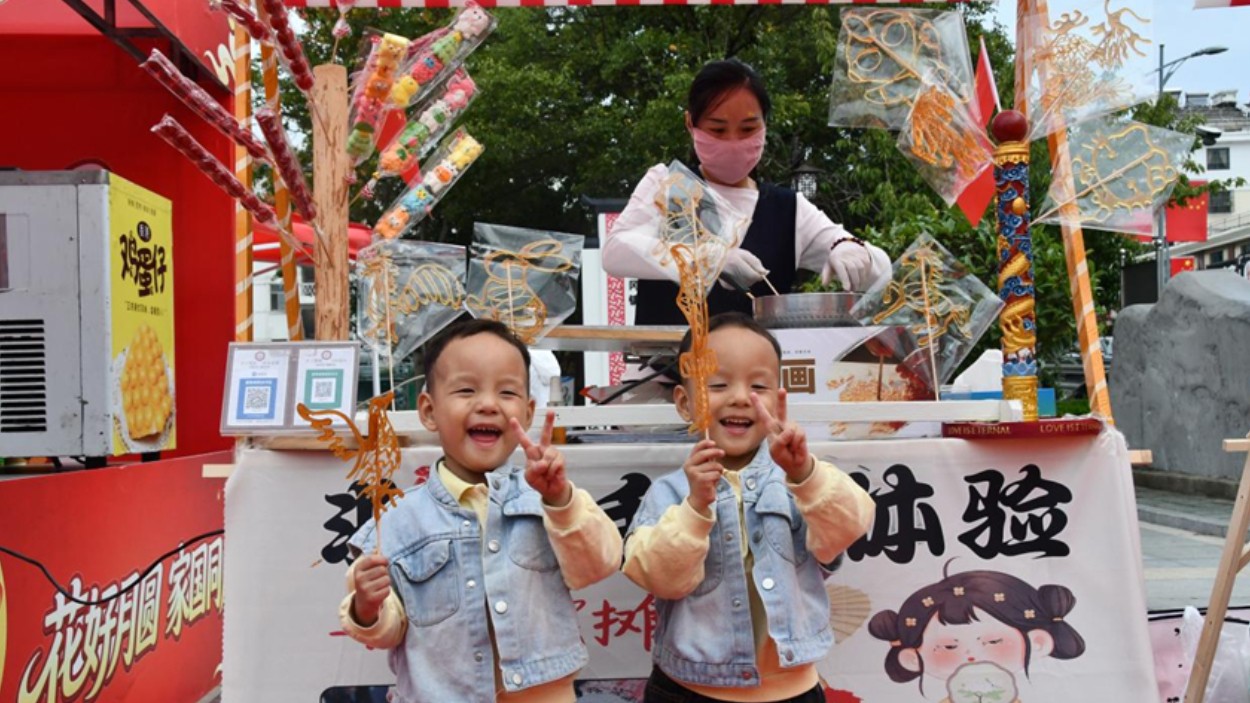 糖画、醒狮、淮剧经典同台！盐城龙冈镇举办国庆文艺汇演