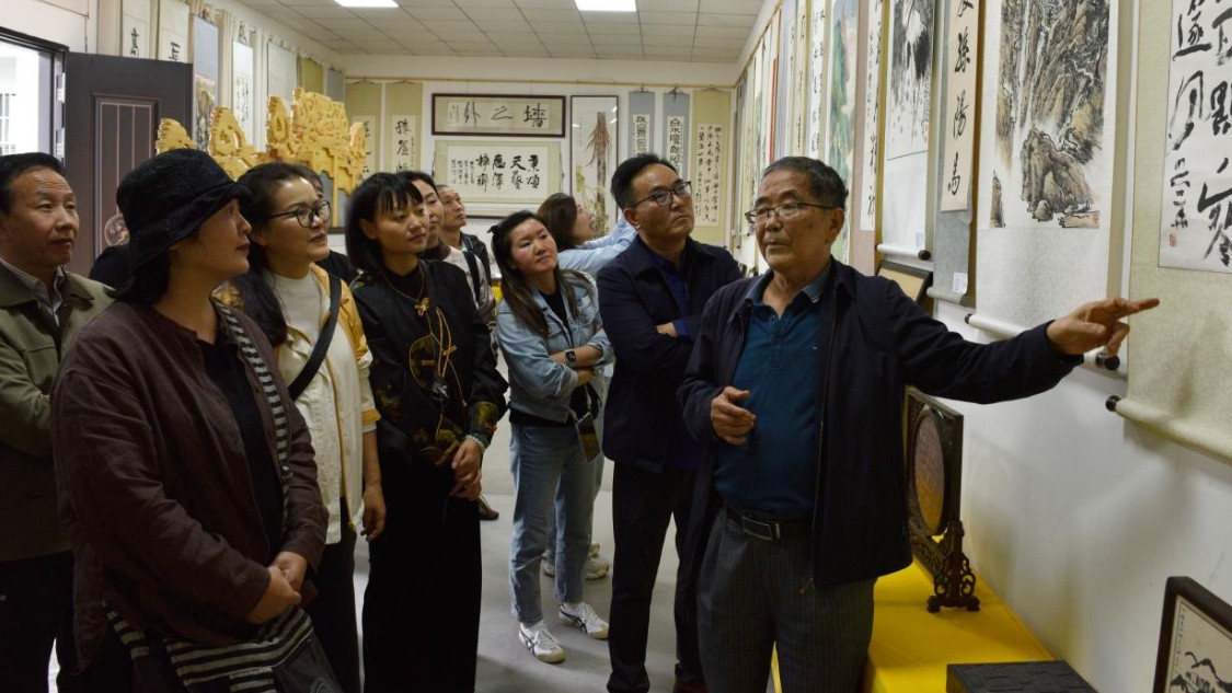 南充嘉陵：农家小楼举办全国名家书画展 献礼祖国77华诞