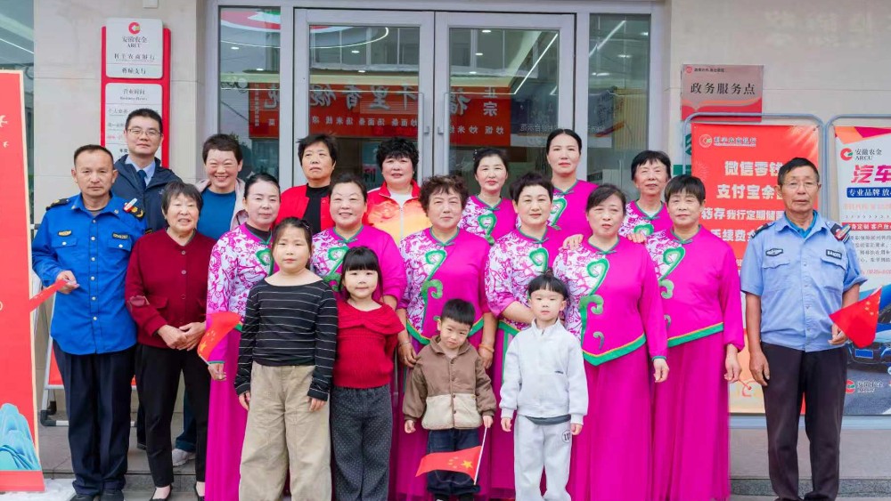 载歌载舞迎华诞 法治护航庆国庆