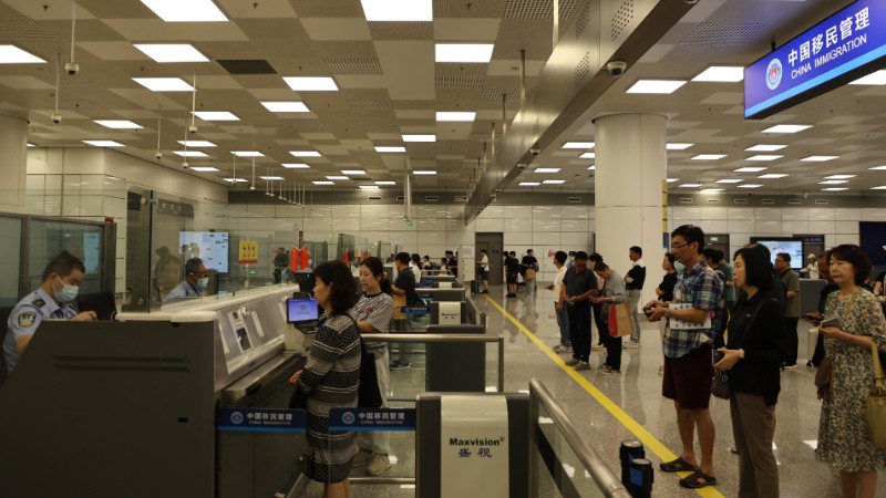 国庆假期 郑州航空口岸通关有序 边检暖心守护国门出行