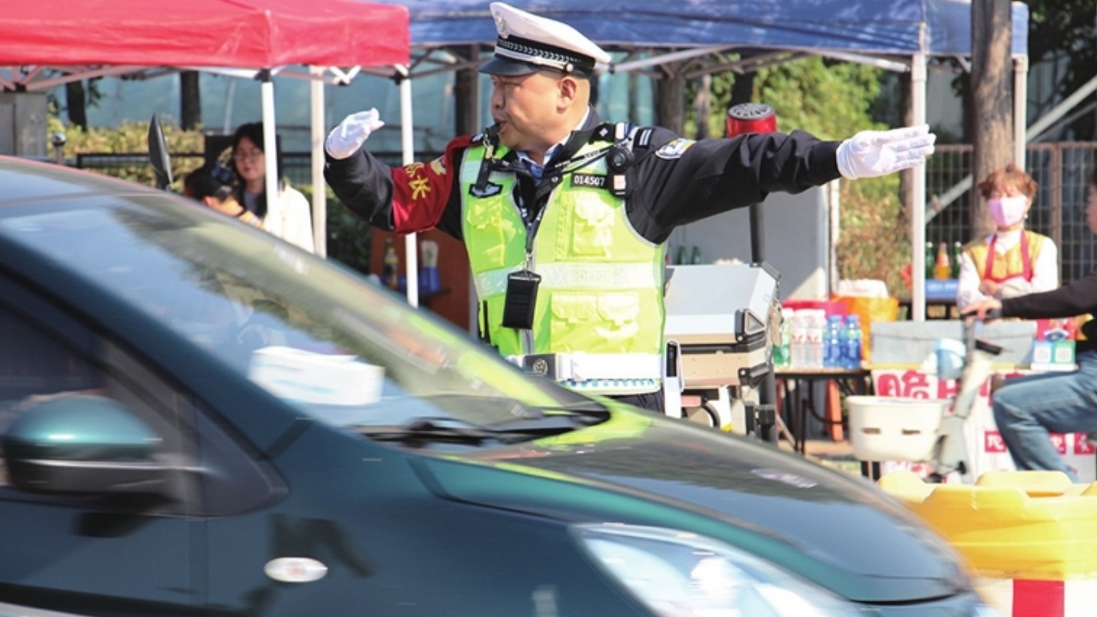交警全力以赴 保障顺畅安全