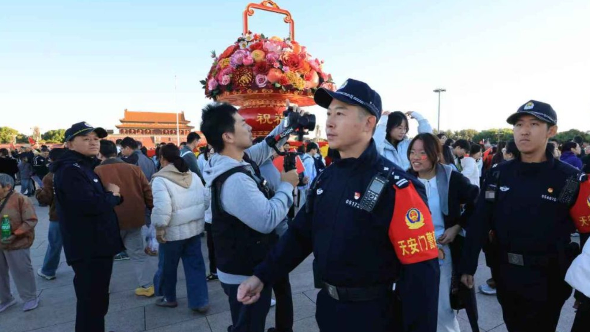 国庆假日，守护平安的那一抹“警察蓝”
