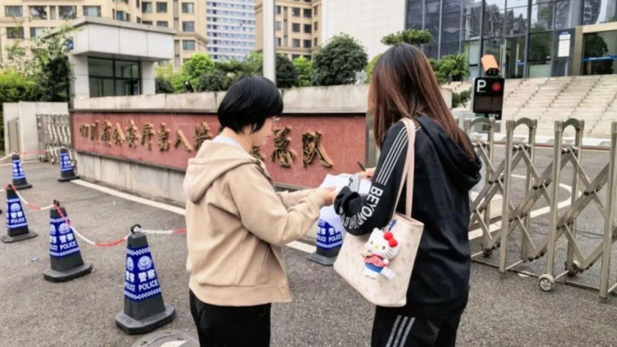 四川公安出入境：国庆坚守显担当 高效暖心服务为民纾困