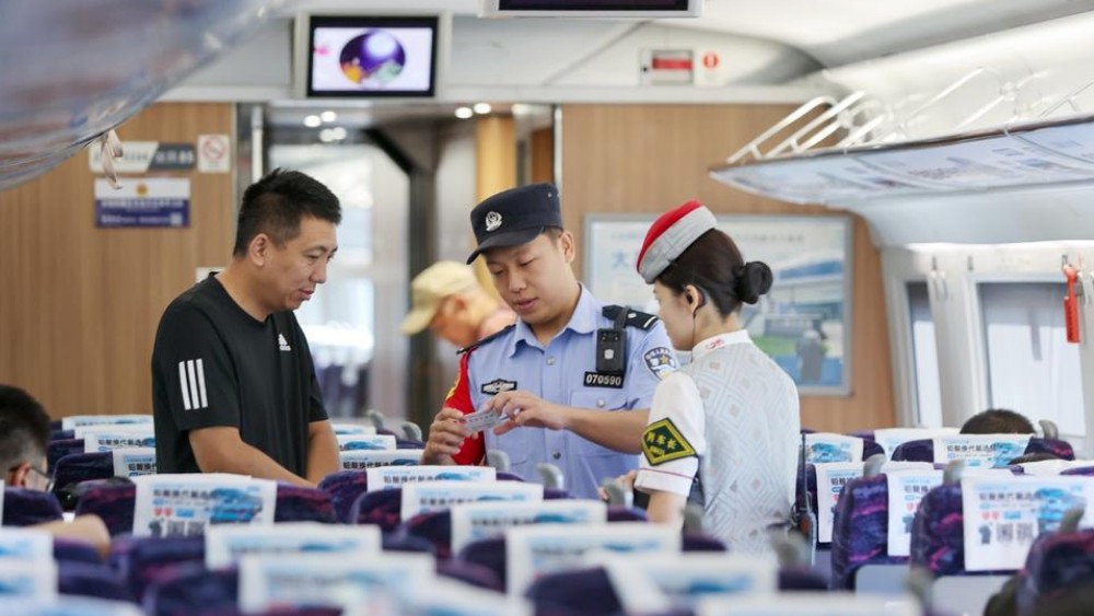 济南铁路公安全力保障国庆期间旅客出行平安