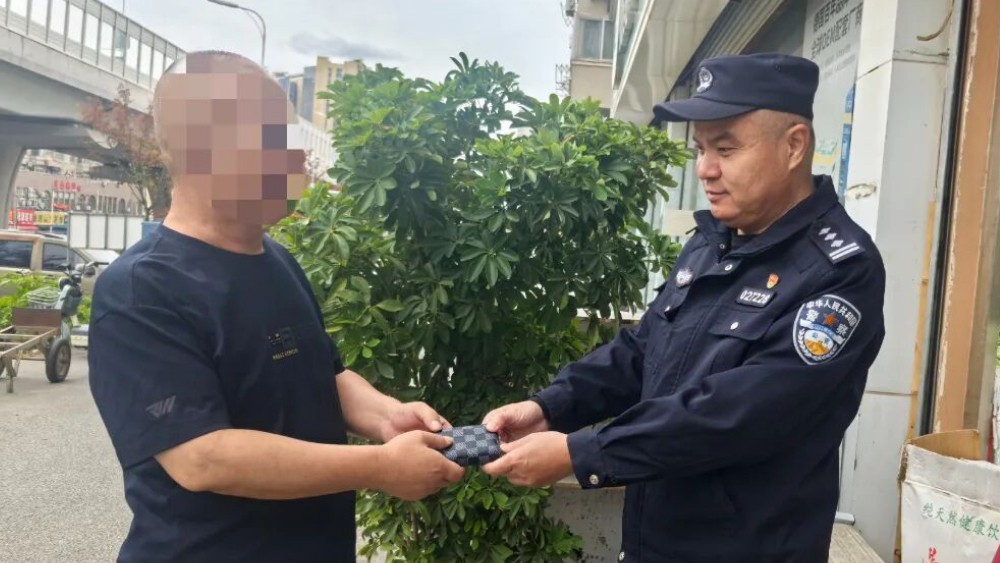 国庆坚守暖人心！市北民警登门送还遗失钱包
