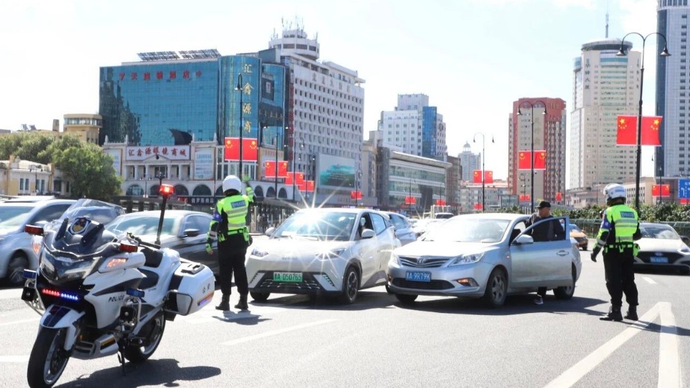 铁骑巡街、无人机巡航、夜查酒驾不停歇……冰城交管全力守护国庆出行路