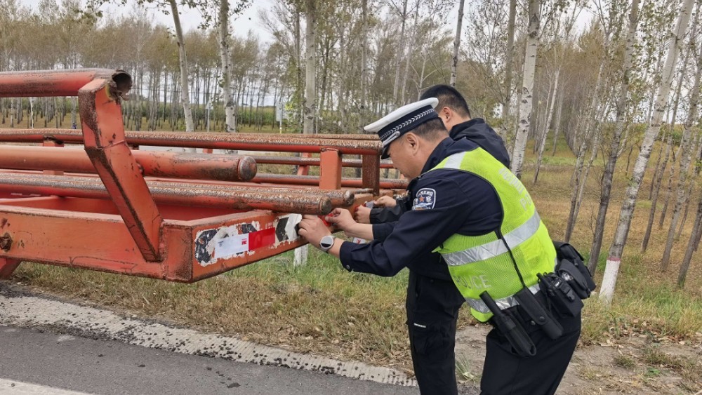 大庆交警严查农用车违法载人 筑牢秋收道路安全防线