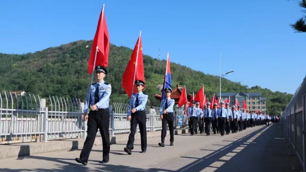 把“我来管你”改写为“我来为你服务办事”