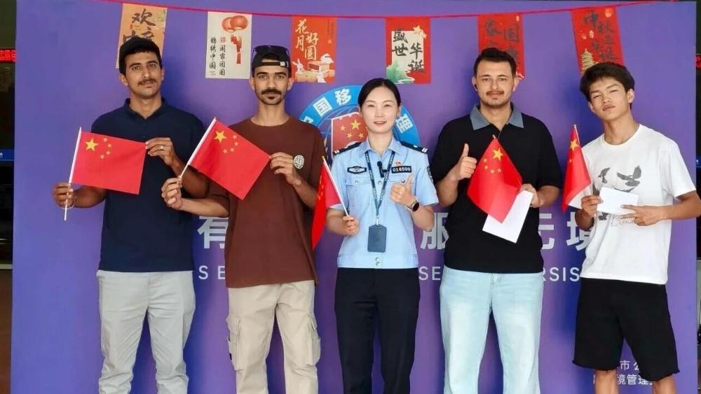  双节服务不打烊 南昌出入境暖心守护群众出行