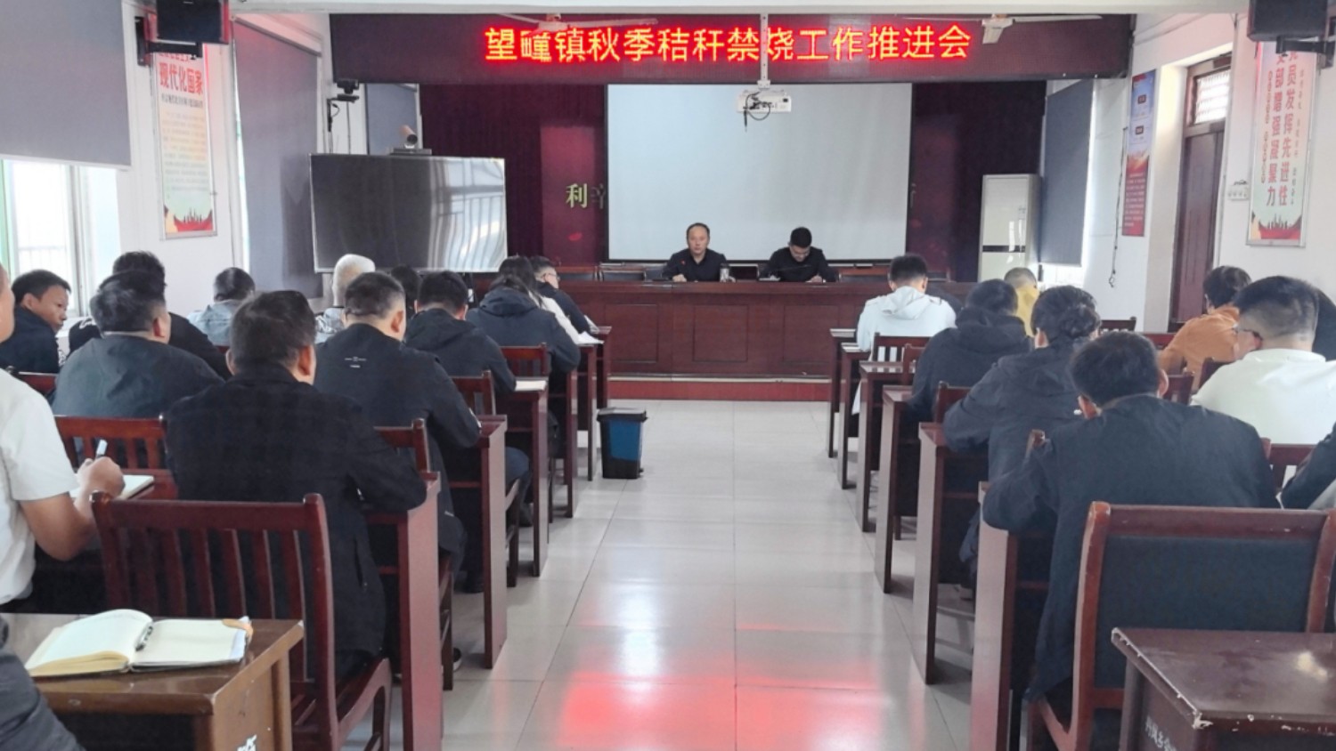 依法治火守净土 铁腕禁烧护蓝天