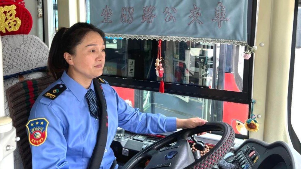 公交人：“越到过节，坐车的人越多，我们越不能缺席”
