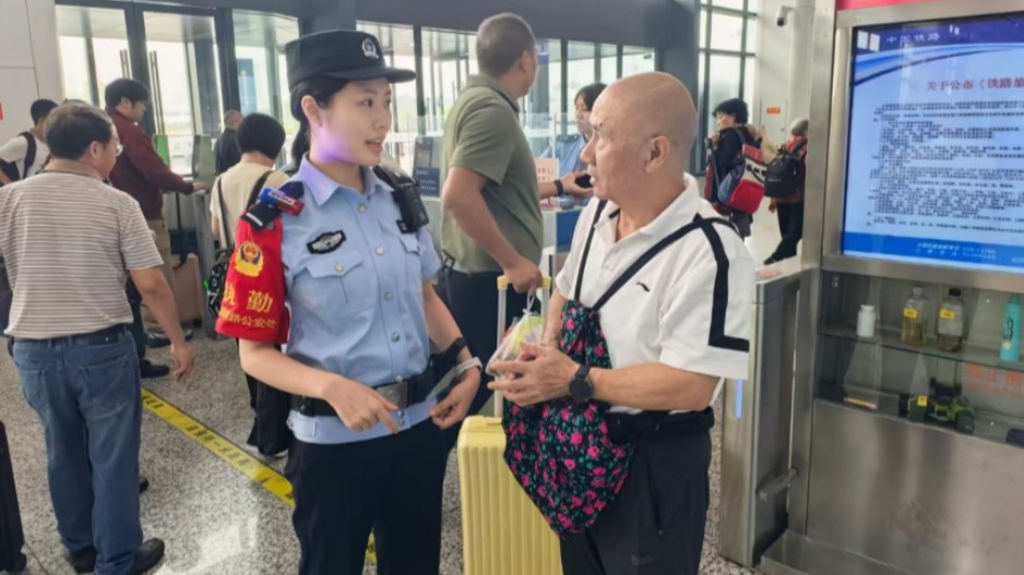 国庆车站人潮里，3名新警迎来从警“大考”