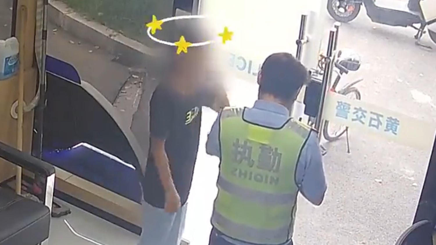 12岁少年骑车迷路 民警暖心守护归家