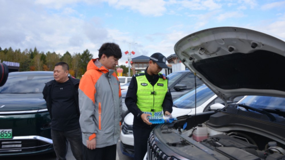 伊春交警：国庆护航不打烊 警保齐心保通畅