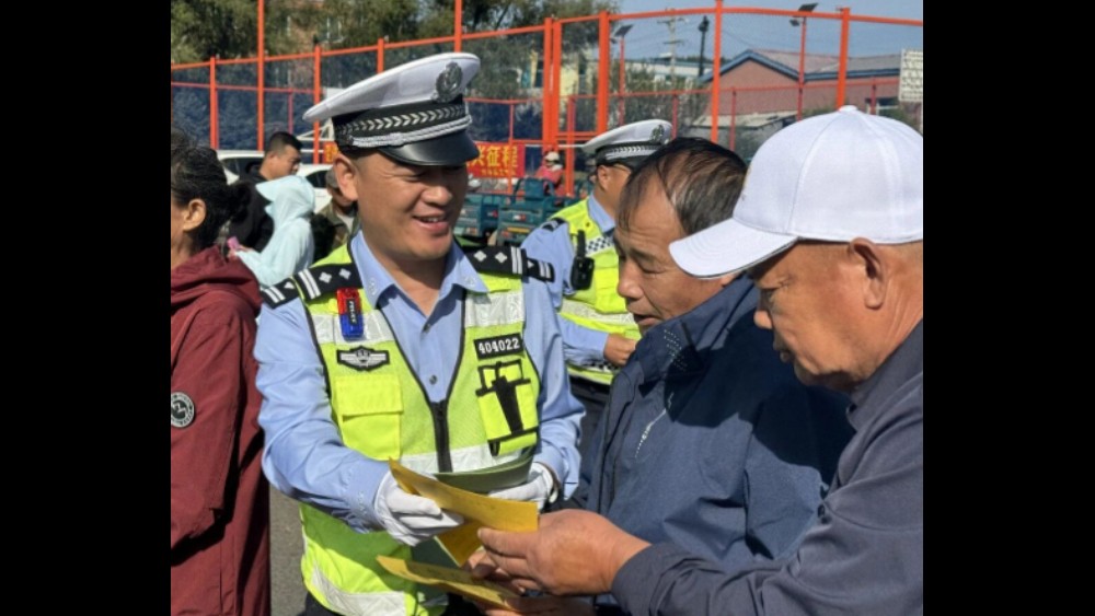 吉林辽源公安交警多措并举“保秋收”田间地头话安全