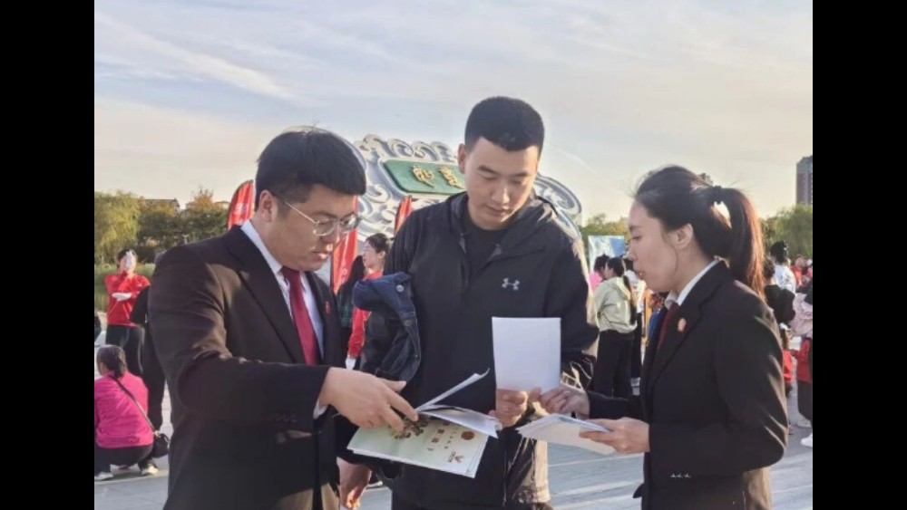 吉林双阳法院：神鹿峰前宣法理 如意湖畔护游人