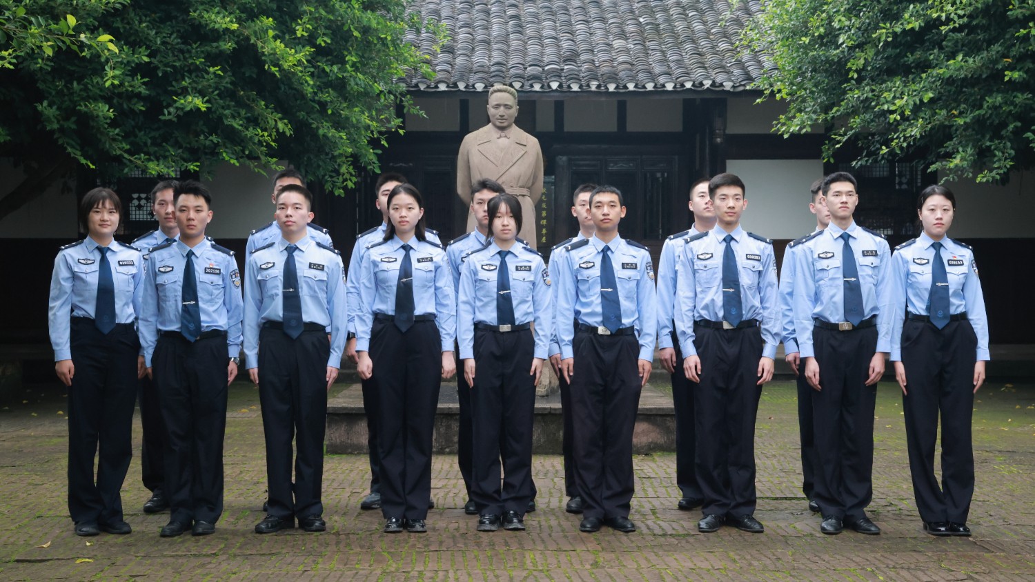 【百日攻坚·甜城铸安】秋雨淬初心 青春铸警魂｜内江东兴公安组织实习学警开展红色研学教育活动