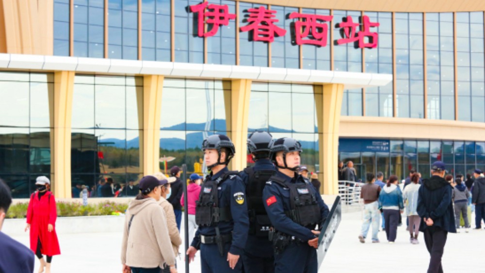 伊春公安全力护航国庆佳节平安