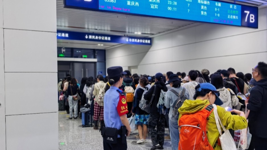 泸州铁警坚守护航双节平安出行