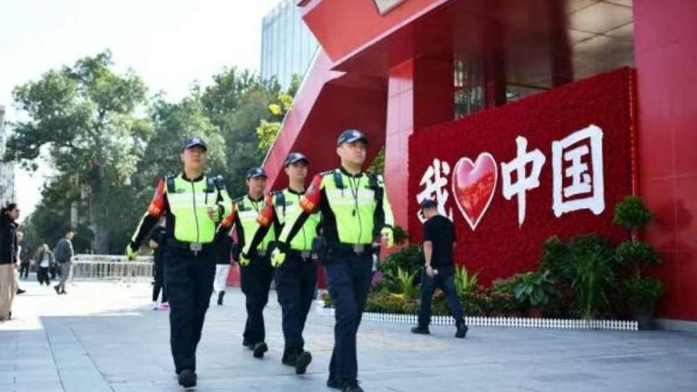 邯郸公安交管支队铁骑护航邯郸道景区 守护游客平安出行