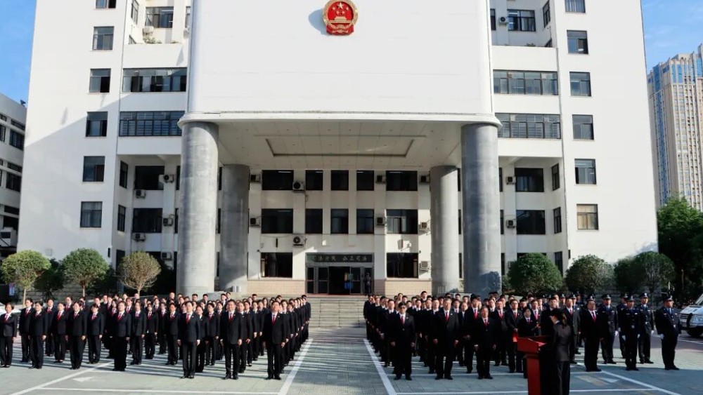 国旗飘飘催奋进 法徽熠熠守初心——河南省南阳市宛城区法院举行节后升国旗仪式